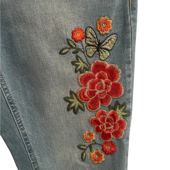 Earl Jeans
Colorful Embroidered Ankle Skinny Jeans size 8
Floral & butterfly - Picture 3 of 8